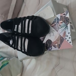 Journee Collection "Otto" Black scrappy flat. Size 9